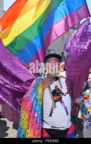 Worthing Fierté 2018 La ville de Sussex de l'Ouest a tenu son tout premier Pride Festival commençant par un défilé le long de la promenade Banque D'Images