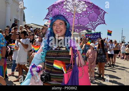 Worthing Fierté 2018 La ville de Sussex de l'Ouest a tenu son tout premier Pride Festival commençant par un défilé le long de la promenade Banque D'Images