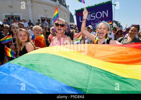 Worthing Fierté 2018 La ville de Sussex de l'Ouest a tenu son tout premier Pride Festival commençant par un défilé le long de la promenade Banque D'Images