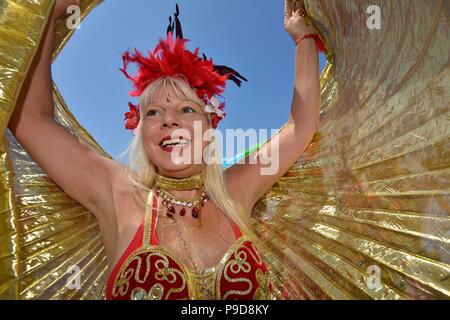 Worthing Fierté 2018 La ville de Sussex de l'Ouest a tenu son tout premier Pride Festival commençant par un défilé le long de la promenade Banque D'Images