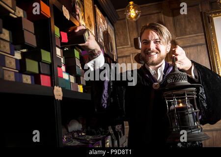 Oliver's Brighton situé à Brighton. La boutique appartenant à M. Oliver Thomas Dall est regorge de marchandises de Harry Potter. Photo Terry Applin Banque D'Images