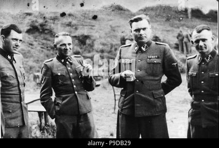 Les officiers SS socialiser sur le terrain de l'extérieur du Solahuette retraite SS d'Auschwitz. À gauche : Dr. Josef Mengele. Musée : United States Holocaust Memorial Museum. Banque D'Images