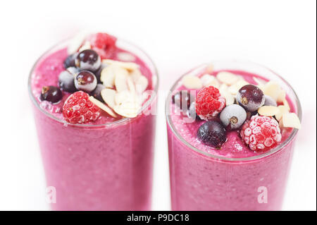 Deux verres de smoothies aux fruits rose smoothie ou milk-shake ou un cocktail sur fond de bois blanc. Régime alimentaire sain juteux vitamine boire ou végétalien raw food concept Banque D'Images