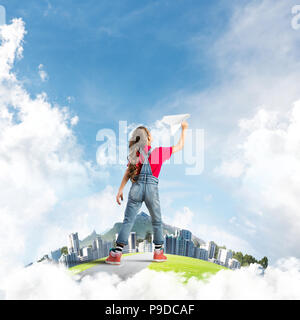 Concept d'enfance heureuse insouciante avec girl rêver d'avenir Banque D'Images