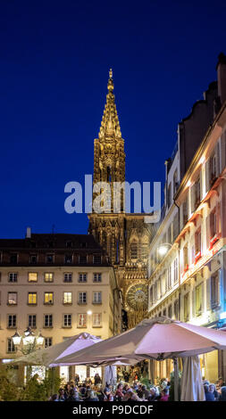 Strasbourg, terrasses de restaurants en plein air, Place place Gutenberg, illuminées Notre-Dame cathédrale gothique, nuit, Alsace, France, Europe, Banque D'Images