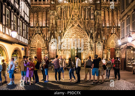 Strasbourg, les gens à l'extérieur d'attente italien Amorino glacier, rue Mercière, rue Cathédrale illuminée, nuit, Alsace, France, Europe, Banque D'Images