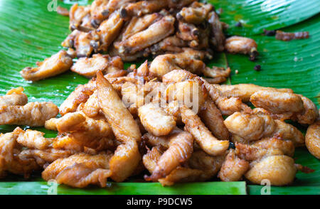 Close up fried fillet de porc sur vert feuille de bananier, Thai street food Banque D'Images