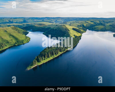 Une antenne du paysage du lac près de la digue, Llanidloes Llyn Clywedog, Pays de Galles, Royaume-Uni Banque D'Images