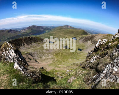 Vue depuis le sommet du Mont Snowdon, le Pays de Galles, Royaume-Uni. Mont Snowdon se situe à 1 085 mètres au-dessus du niveau de la mer. Banque D'Images