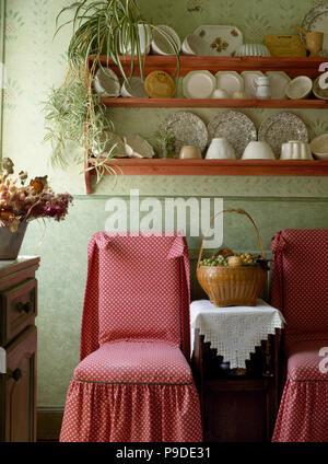 Lâche rose couvre sur des chaises de salle à manger années 80 vert pâle Banque D'Images