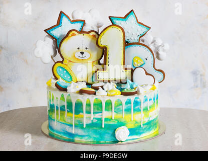 Enfants lumineux moderne gâteau avec gingerbread cookies pendant un an Banque D'Images