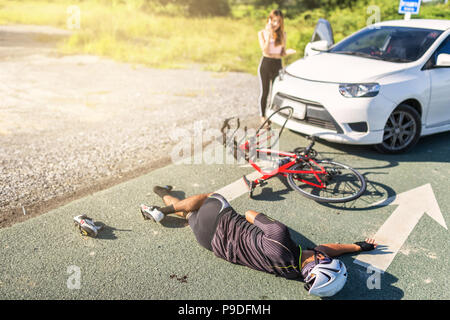 Cycliste Asie blessé sur le street bike après accident collision voiture et moto. Banque D'Images