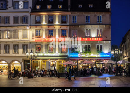 Strasbourg, terrasses de restaurants en plein air, Place place Gutenberg, nuit, Alsace, France, Europe, Banque D'Images