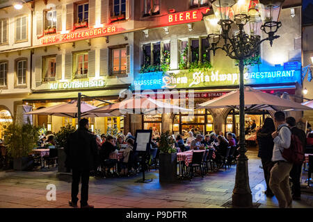 Strasbourg, terrasses de restaurants en plein air, Place place Gutenberg, nuit, Alsace, France, Europe, Banque D'Images