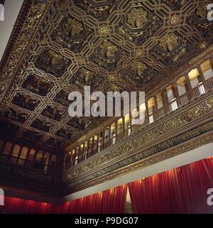 Aljaferia Palace. Palais des Rois Catholiques. 15e siècle. Plafond à caissons de la salle du trône, le style mudéjar. Zaragoza, Aragon, Espagne. Banque D'Images