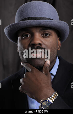 Image of African man wearing hat posing in studio. Banque D'Images