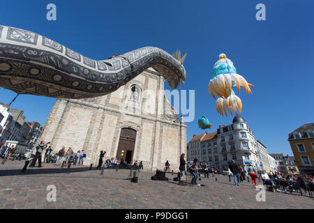 Ville de Boulogne-sur-Mer, France. Un ballon à thème vie défilé, à Boulogne-sur-Mer l'église de Saint-Nicolas dans l'arrière-plan. Banque D'Images