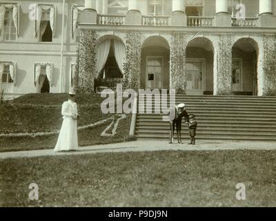 L'impératrice Alexandra Fiodorovna avec Tsarevich Alexei de Russie en été Séjour Ropsha. Musée : Musée d'histoire de l'État de Moscou. Banque D'Images