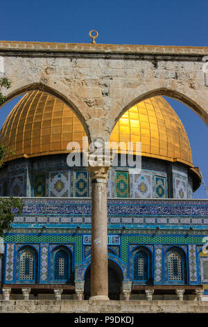 Dôme du rocher vu depuis une arche sur le mont du Temple de Jérusalem en Palestine, Israël Banque D'Images
