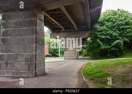 Sous le pont du jubilé d'argent sur la rivière Mersey à Runcorn Banque D'Images