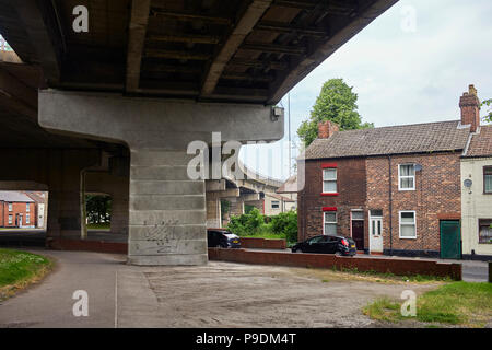 Une rangée de maisons mitoyennes écourtée par le Silver Jubilee pont à Runcorn Cheshire Banque D'Images