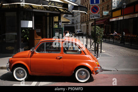 VOITURE PARIS - VOITURE VINTAGE DANS LA RUE PARIS - FIAT 500 - PHOTO PARIS STREET - VOITURE CLASSIQUE PARIS © FRÉDÉRIC BEAUMONT Banque D'Images