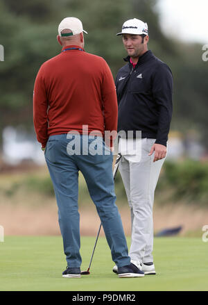 Ryder Cup européenne Le capitaine Thomas Bjorn (gauche) parle de l'Espagne au cours de l'aperçu Rahm Jon la troisième journée de l'Open Championship 2018 à Carnoustie Golf Links, Angus. Banque D'Images