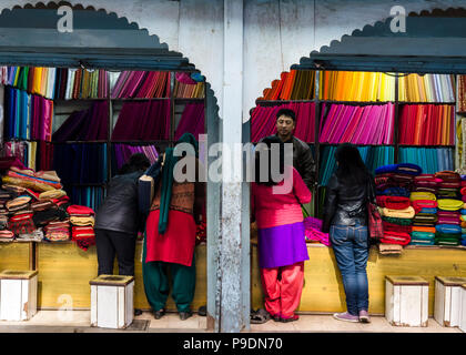 Boutique de produits népalais tissus et textiles dans Thamel, Katmandou Banque D'Images