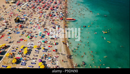 COSTINESTI, Roumanie - 15 juillet 2018 : Vue aérienne du drone volant de personnes foule se détendre sur la plage de Costinesti Roumanie Banque D'Images