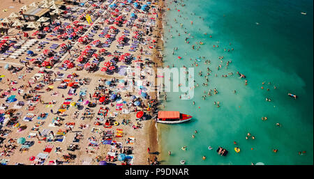 COSTINESTI, Roumanie - 15 juillet 2018 : Vue aérienne du drone volant de personnes foule se détendre sur la plage de Costinesti Roumanie Banque D'Images