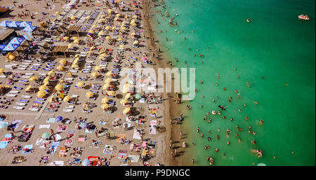 COSTINESTI, Roumanie - 15 juillet 2018 : Vue aérienne du drone volant de personnes foule se détendre sur la plage de Costinesti Roumanie Banque D'Images