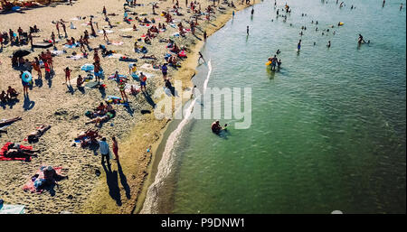 COSTINESTI, Roumanie - 15 juillet 2018 : Vue aérienne du drone volant de personnes foule se détendre sur la plage de Costinesti Roumanie Banque D'Images