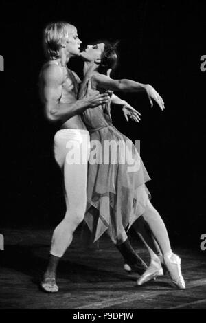 Maya Plisetskaya et Alexander Godunov dans le Ballet La mort de la Rose de Gustav Mahler. Musée : collection privée. Banque D'Images