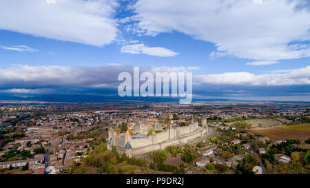 Photo aérienne de la ville fortifiée de Carcassonne, France Banque D'Images