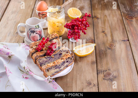 Sweet home-made Pie aux fruits rouges et les écrous pour le petit-déjeuner. La cuisson à la maison. Les baies de groseilles rouges et le citron. Fond en bois brun. Me libérer pour le texte ou une carte postale Banque D'Images