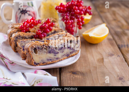 Sweet home-made Pie aux fruits rouges et les écrous pour le petit-déjeuner. La cuisson à la maison. Les baies de groseilles rouges et le citron. Fond en bois brun. Me libérer pour le texte ou une carte postale Banque D'Images