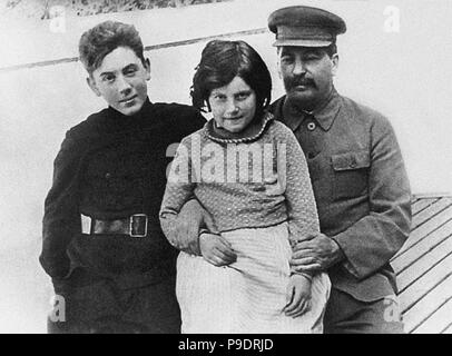 Josef Staline avec sa fille Svetlana et fils Vassili (1921-1962). Musée : l'État russe et Film Photo Archive, Moscow. Banque D'Images