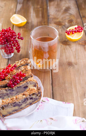 Sweet home-made Pie aux fruits rouges et les écrous pour le petit-déjeuner. La cuisson à la maison. Les baies de groseilles rouges et le citron. Fond en bois brun. Me libérer pour le texte ou une carte postale Banque D'Images
