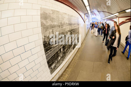 Les navetteurs et les piétons circulant dans un tunnel sous Blackfriar's Bridge à Londres et admirer l'art de mur Banque D'Images