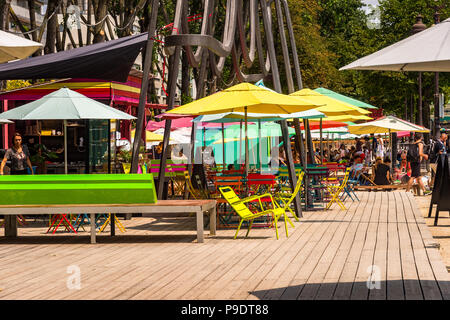 Parasols sur la plage de couleurs Paris Plages sur une chaude journée d'été sur le bassin de la Villette à Paris, France Banque D'Images