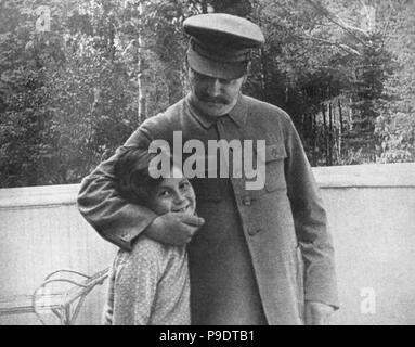 Josef Staline avec sa fille Svetlana. Musée : Musée de centrale de l'état de l'histoire contemporaine de la Russie, Moscou. Banque D'Images