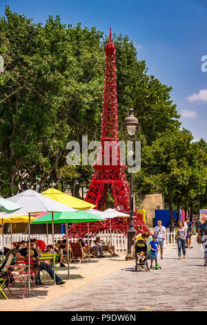 Mini tour Eiffel à Paris Plages la sur une chaude journée d'été sur le bassin de la Villette à Paris, France Banque D'Images