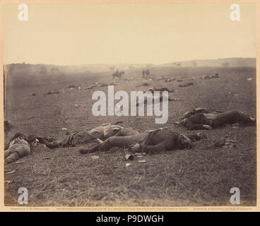 Une récolte de la mort ; Timothy H. O'Sullivan, américain, 1840 - 1882, d'imprimer par Alexander Gardner, Américain, né en Écosse, 1821 - 1882 ; 4 Juillet 1863 négatif ; impression à l'albumine argentique ; 1866 ; Image : 17,8 x 22,1 cm (7 11/16 x 8 in.), le Mont : 30,5 x 39,1 cm (12 x 15 3/8 in.) ; 84.XO.1232.1.36 Banque D'Images