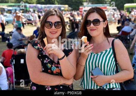 Deux sœurs Roumaines (28 & 29 ans) eating ice cream cones en été, pour un rallye bus, Alton, Hampshire, Royaume-Uni. Dimanche 15 juillet 2018. Banque D'Images