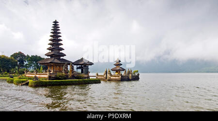 Pura Ulun Danu Bratan. Situé sur la rive du lac Bratan, sur la montagne près de Bedugul, à Bali, Indonésie. Banque D'Images
