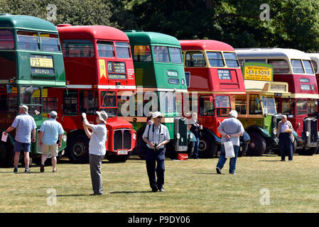 Les visiteurs participant à un rallye bus, Alton, Hampshire, Royaume-Uni. Dimanche 15 juillet 2018. Banque D'Images
