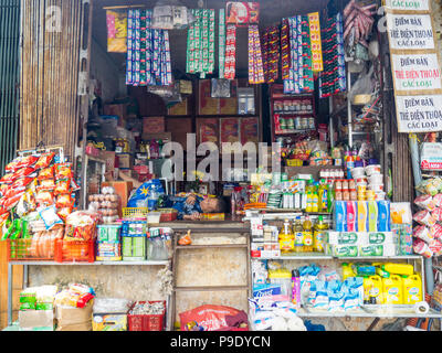 Un commerçant femme Vietnamse dormir sur le sol de sa boutique à Ho Chi Minh City, Vietnam. Banque D'Images