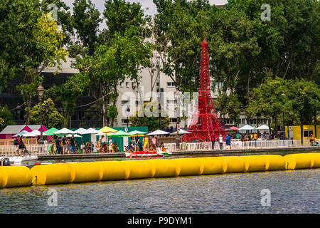 Mini tour Eiffel à Paris Plages la sur une chaude journée d'été sur le bassin de la Villette à Paris, France Banque D'Images