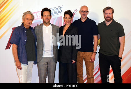 Michael Douglas (à gauche), Paul Rudd, (deuxième à gauche), Evangeline Lilly (centre), directeur et producteur de Peyton Reed Stephen Broussard participant à un photocall pour Ant-Man, Wasp et la tenue au Corinthia Hotel, Londres. Banque D'Images