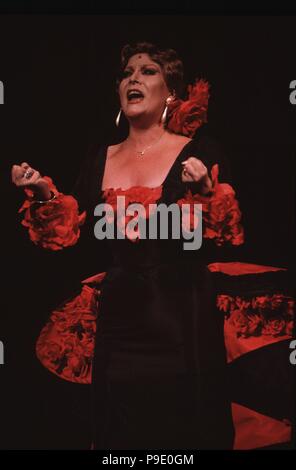 MARQUEZ PIQUER , CANTANTE ESPAÑOLA ACTRIZ CONCHA Y FOTO DURANTE UNA ACTUACION EN MADRID AÑO 1992 ,. Banque D'Images